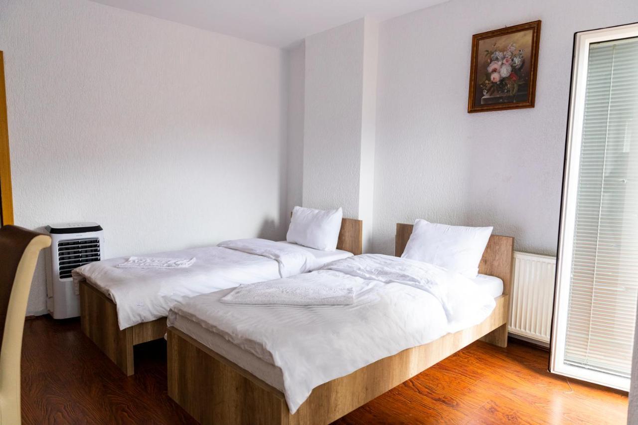 Hotel Park Пристина Екстериор снимка